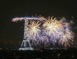 Feux d'artifice sous la Tour Eiffel